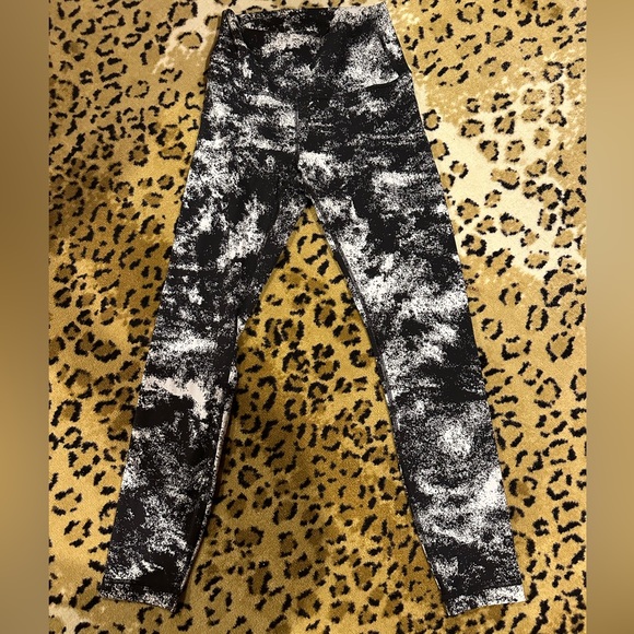 Lululemon Wunder Under HR Tight 25" Black & White Spray Paint - Used Size 6 - Picture 1 of 4